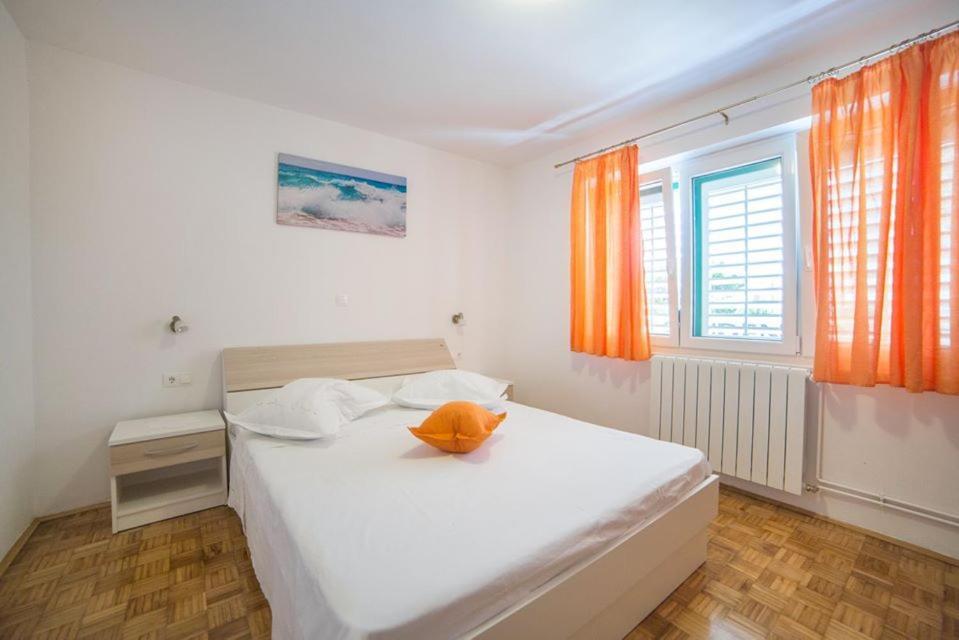 Apartmani Stipan Brela Exteriér fotografie