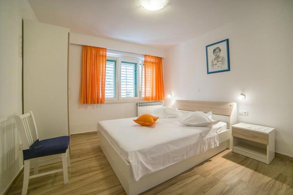 Apartmani Stipan Brela Exteriér fotografie