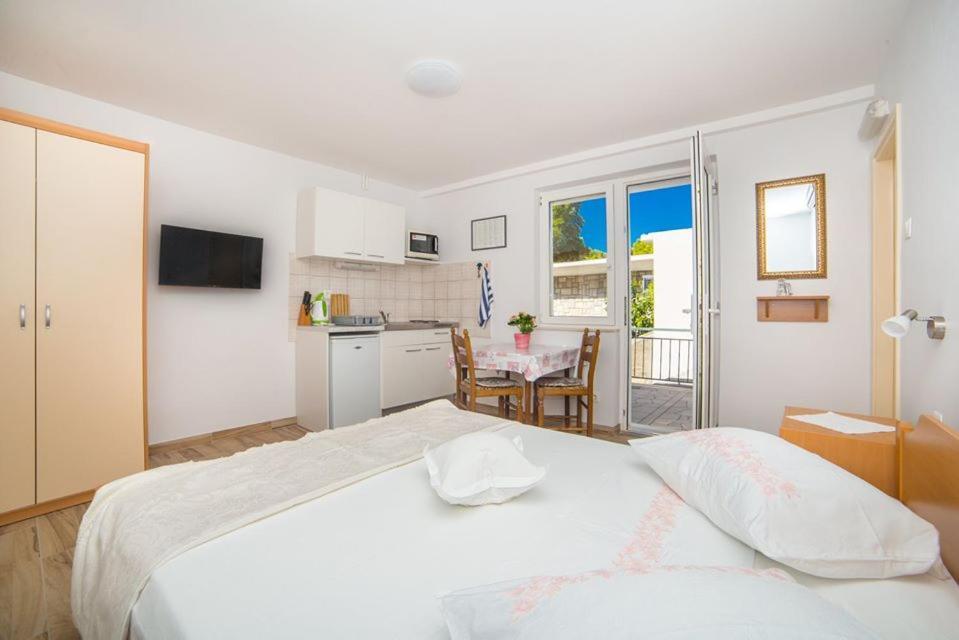 Apartmani Stipan Brela Exteriér fotografie